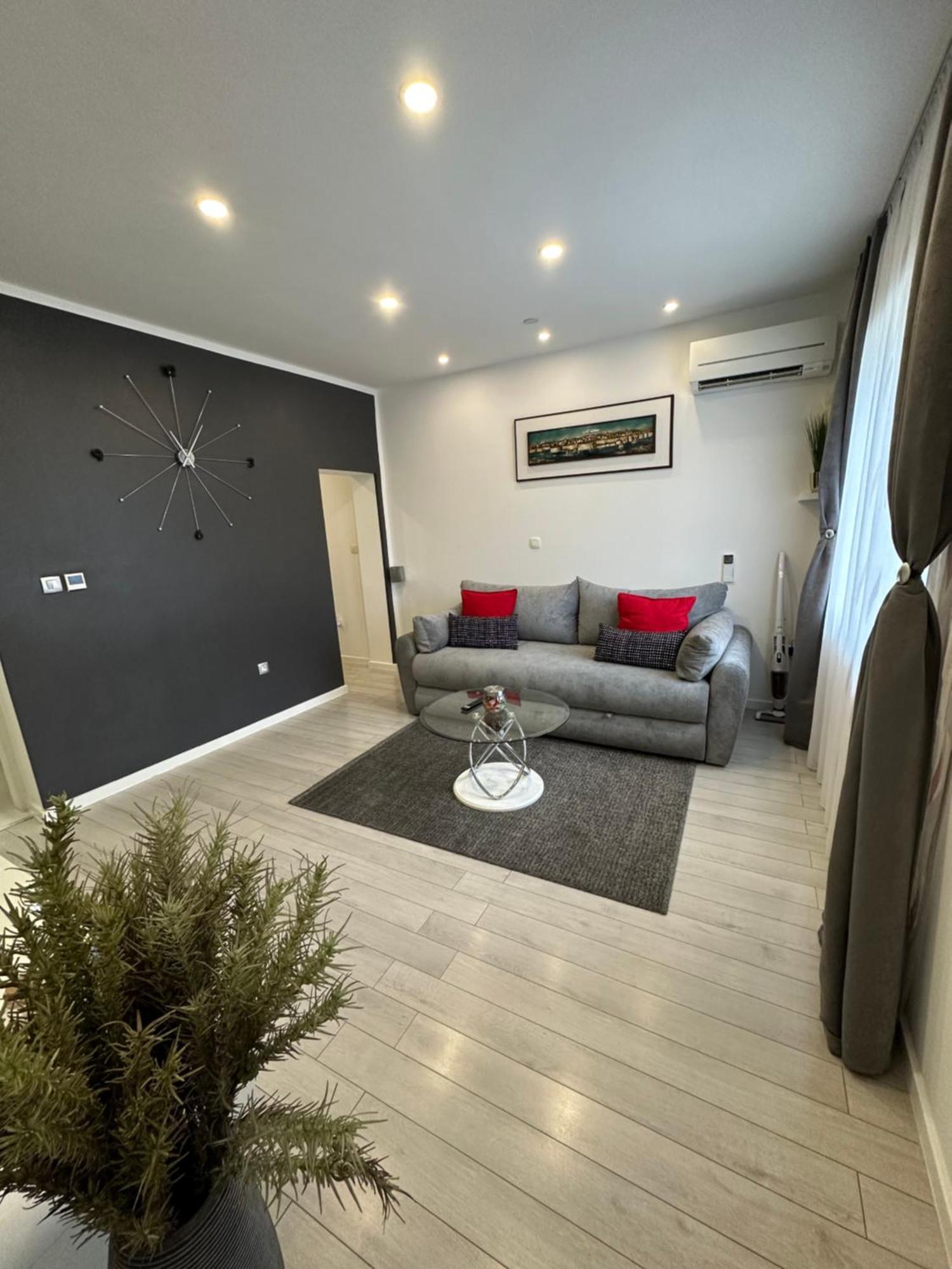 Apartment Leo Zara Esterno foto